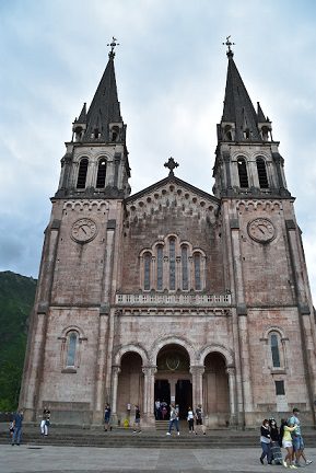 Fachada santuario de Covadonga