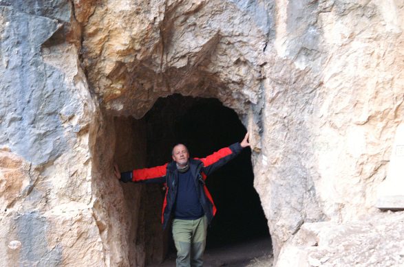 Tunel excavado en la roca