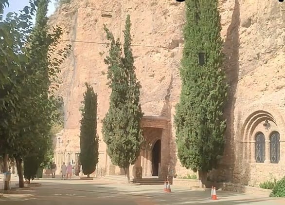 Entrada al recinto de culto