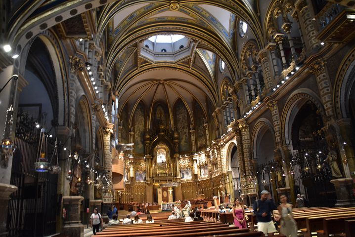 Interior basílica de Montserrat